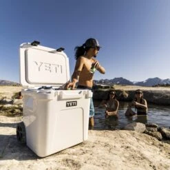 Yeti Coolers ROADIE 48 WHEELED - Kühlbox 22 Yeti Coolers ROADIE 48 WHEELED - Kühlbox -Primus Verkäufe 5638039355 z roadie 48 wheeled yeti coolers 24